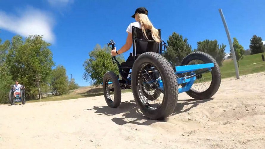 Un homme conçoit un « fauteuil roulant » tout-terrain pour que sa femme puisse aller dans des endroits qu’elle n’aurait jamais cru possibles