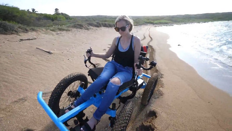 Un homme conçoit un « fauteuil roulant » tout-terrain pour que sa femme puisse aller dans des endroits qu’elle n’aurait jamais cru possibles