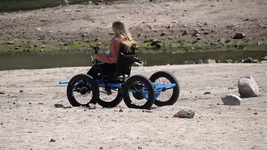 Un homme conçoit un « fauteuil roulant » tout-terrain pour que sa femme puisse aller dans des endroits qu’elle n’aurait jamais cru possibles