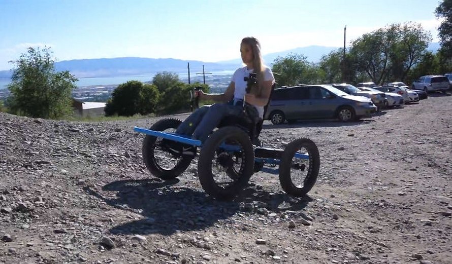 Un homme conçoit un « fauteuil roulant » tout-terrain pour que sa femme puisse aller dans des endroits qu’elle n’aurait jamais cru possibles