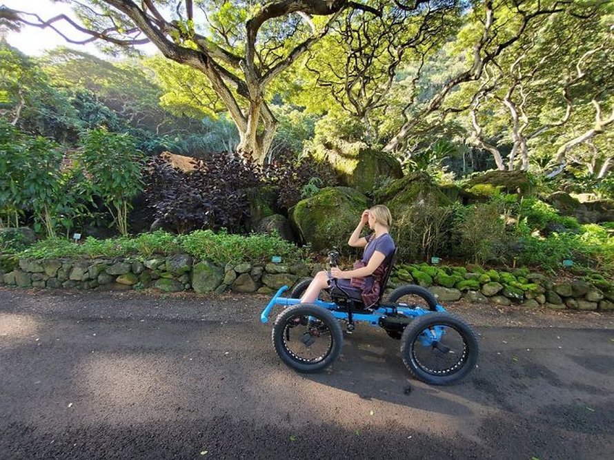 Un homme conçoit un « fauteuil roulant » tout-terrain pour que sa femme puisse aller dans des endroits qu’elle n’aurait jamais cru possibles
