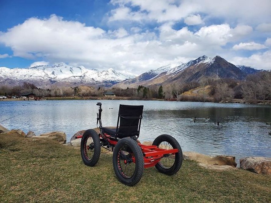 Un homme conçoit un « fauteuil roulant » tout-terrain pour que sa femme puisse aller dans des endroits qu’elle n’aurait jamais cru possibles