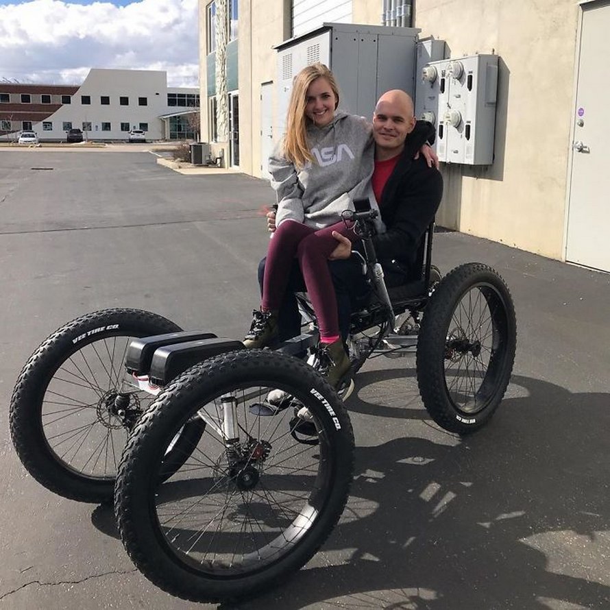 Un homme conçoit un « fauteuil roulant » tout-terrain pour que sa femme puisse aller dans des endroits qu’elle n’aurait jamais cru possibles
