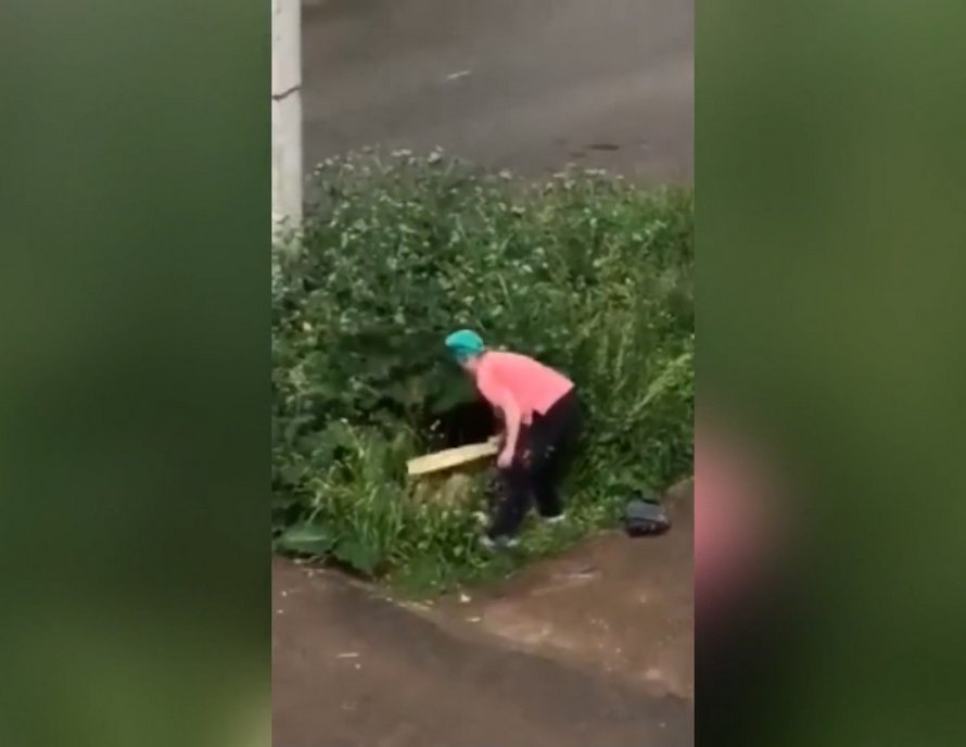 Une femme en colère utilise une planche de bois pour taper les fesses nues d’un couple qui fait l’amour dans un buisson