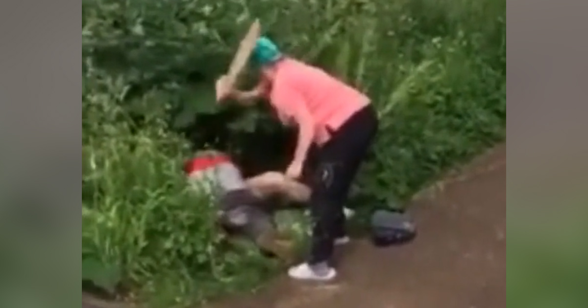 Une femme en colère utilise une planche de bois pour taper les fesses nues d’un couple qui fait l’amour dans un buisson