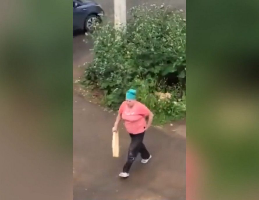 Une femme en colère utilise une planche de bois pour taper les fesses nues d’un couple qui fait l’amour dans un buisson