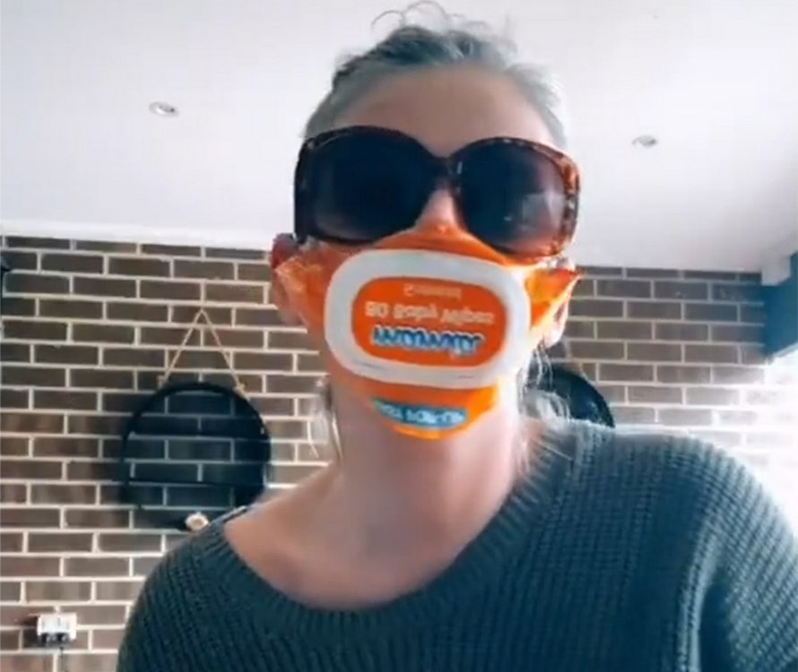 Une maman crée un masque avec rabat pour boire du vin à partir d’un paquet de lingettes pour bébé