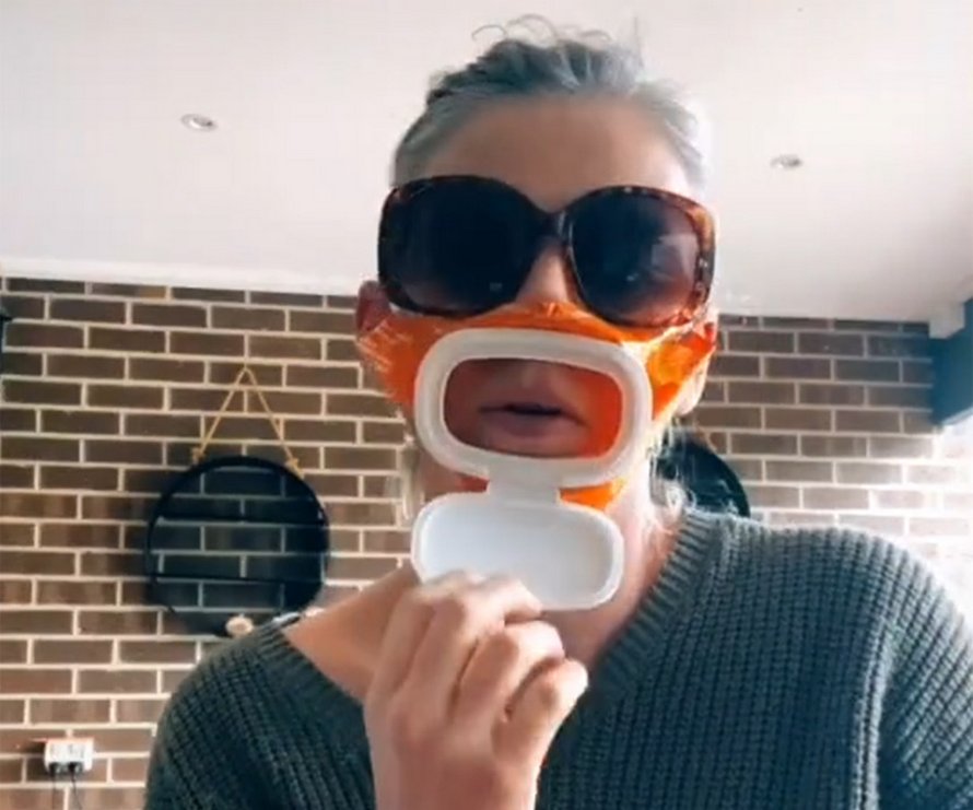 Une maman crée un masque avec rabat pour boire du vin à partir d’un paquet de lingettes pour bébé
