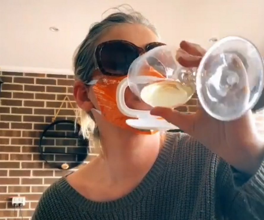 Une maman crée un masque avec rabat pour boire du vin à partir d’un paquet de lingettes pour bébé