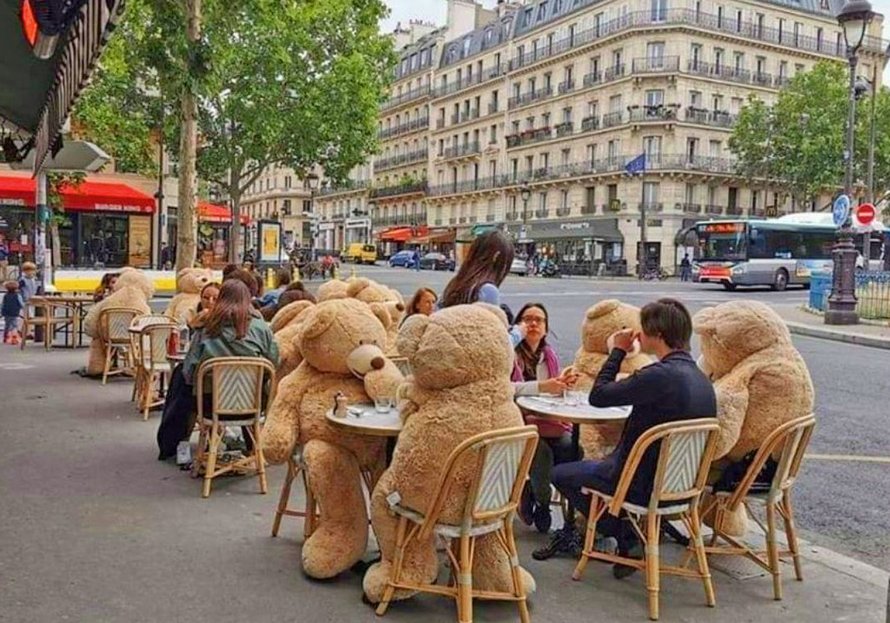 Un café à Paris utilise des ours en peluche géants pour respecter la distanciation sociale