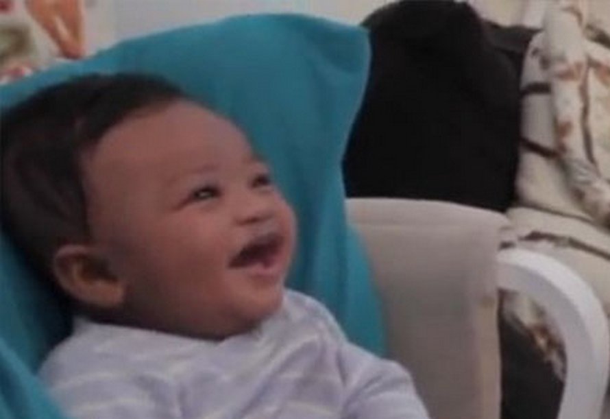 Un papa affronte son fils de 5 mois dans un rap battle, mais il est vaincu par son rire