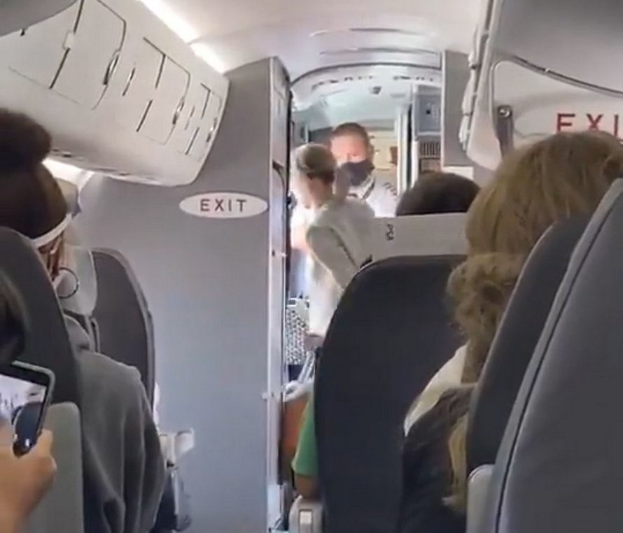 Des passagers applaudissent une femme expulsée de l’avion pour avoir refusé de porter un masque
