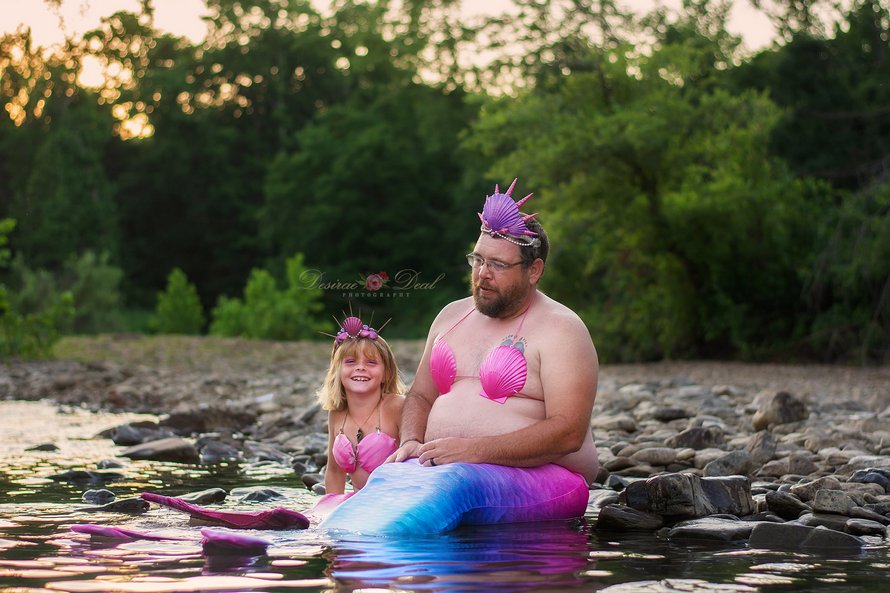 Un papa déguisé en sirène participe à une séance photo adorable avec sa fille pour son 8e anniversaire