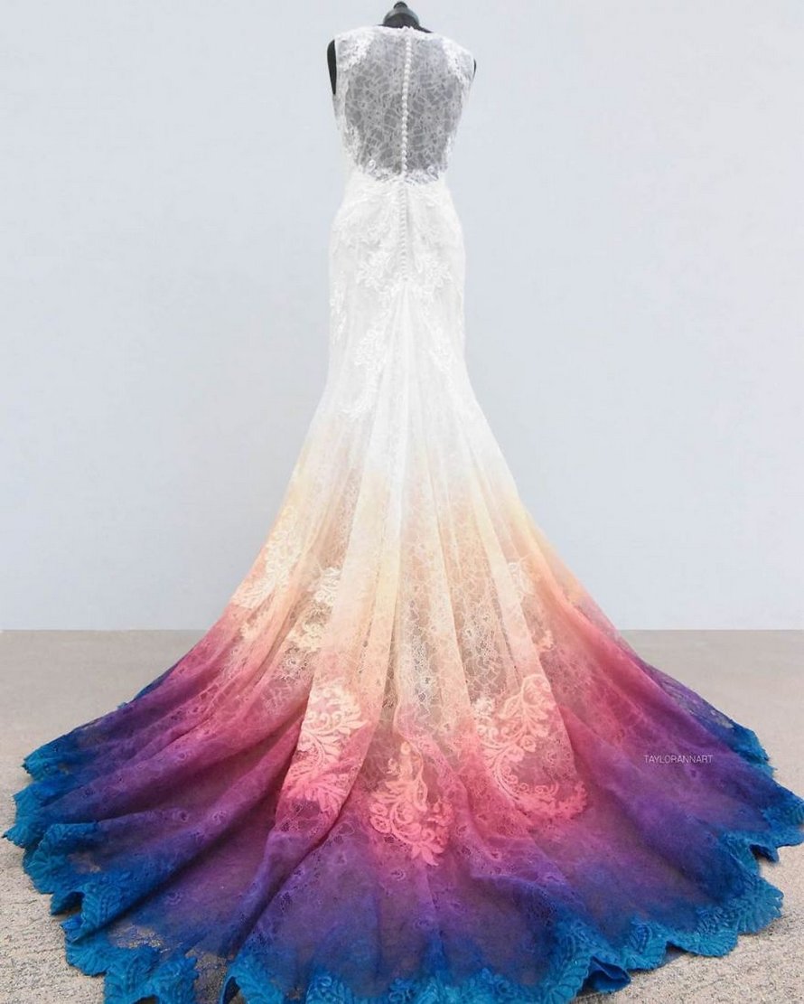 Une artiste lance une entreprise de robes de mariée colorées après que sa « robe de feu » est devenue virale