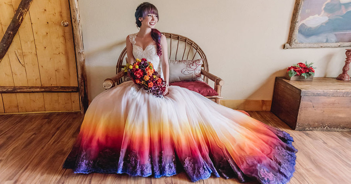 Une artiste lance une entreprise de robes de mariée colorées après que sa « robe de feu » est devenue virale