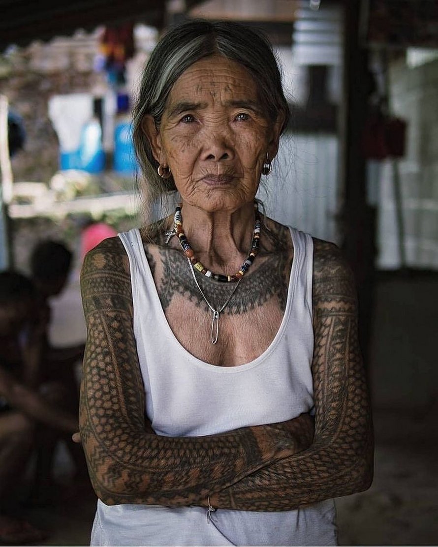 Cette femme de 103 ans est la dernière Philippine à avoir préservé l’ancienne tradition du tatouage