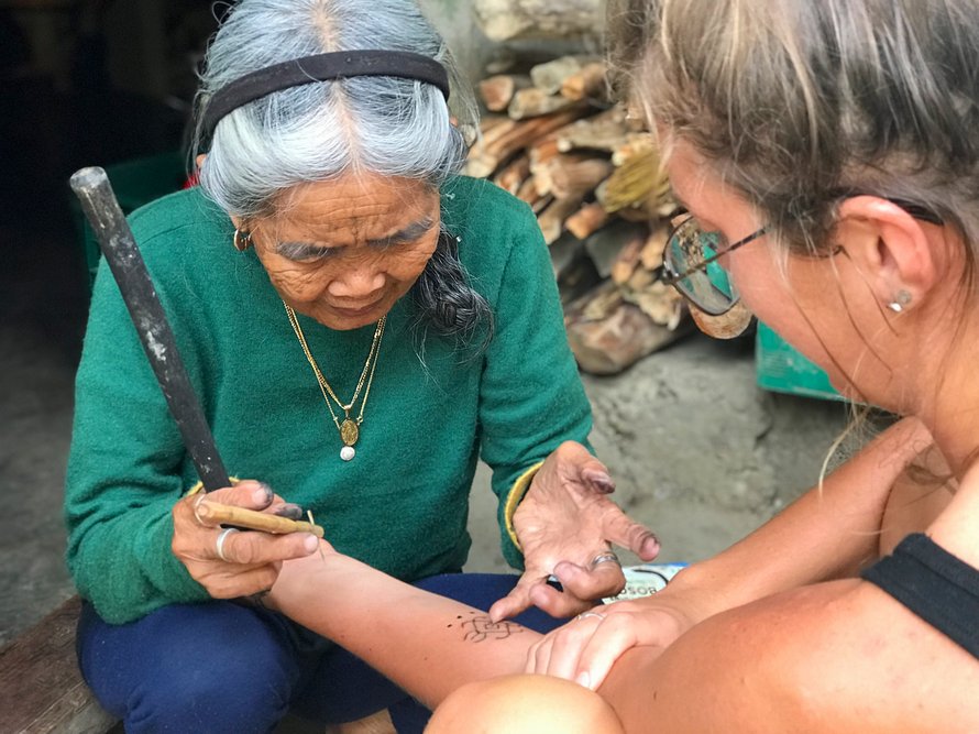 Cette femme de 103 ans est la dernière Philippine à avoir préservé l’ancienne tradition du tatouage