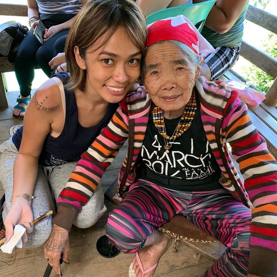 Cette femme de 103 ans est la dernière Philippine à avoir préservé l’ancienne tradition du tatouage