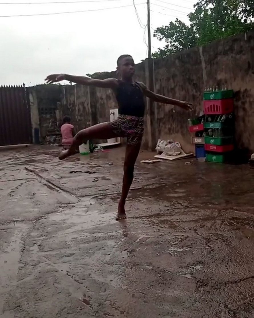 Un garçon de 11 ans du Nigeria reçoit une bourse de l’école de danse de New York après que son spectacle de ballet pieds nus soit devenu viral