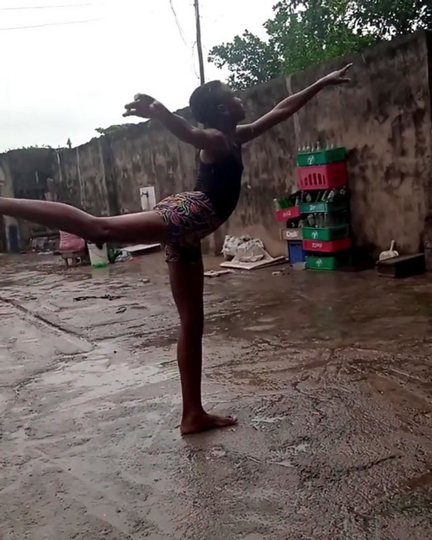 Un garçon de 11 ans du Nigeria reçoit une bourse de l’école de danse de New York après que son spectacle de ballet pieds nus soit devenu viral