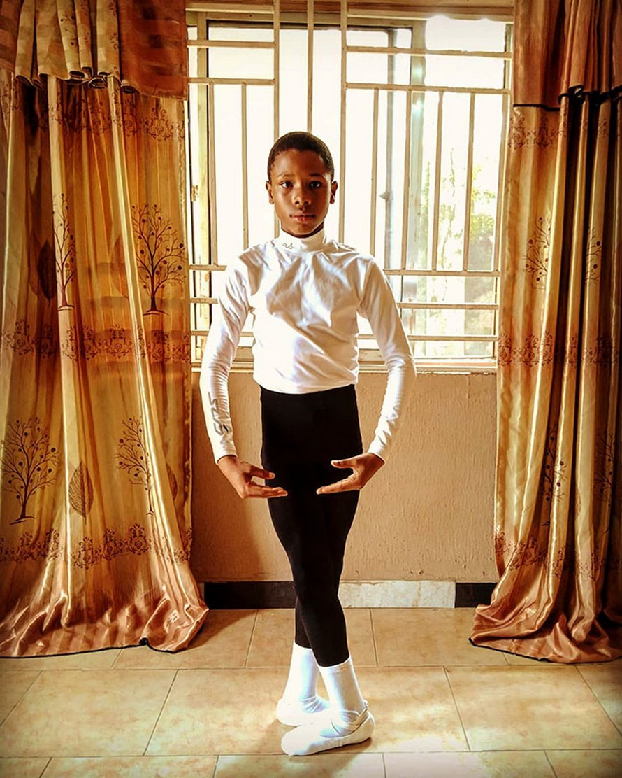 Un garçon de 11 ans du Nigeria reçoit une bourse de l’école de danse de New York après que son spectacle de ballet pieds nus soit devenu viral