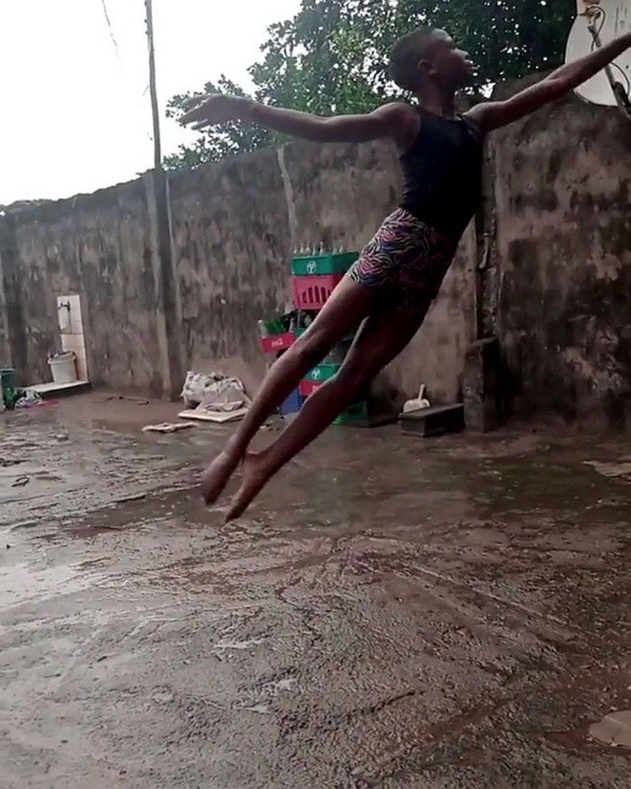 Un garçon de 11 ans du Nigeria reçoit une bourse de l’école de danse de New York après que son spectacle de ballet pieds nus soit devenu viral