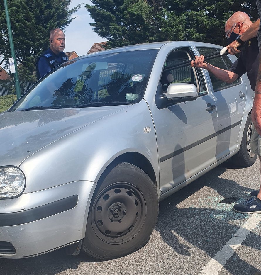 Un homme sauve un chien laissé dans une voiture chaude en brisant une vitre avec une hache