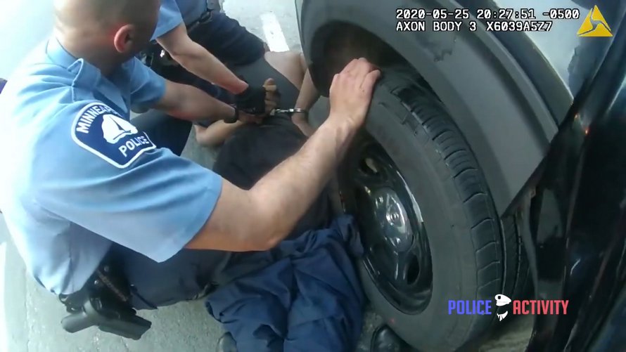 Les images de l’arrestation de George Floyd captées par des caméras corporelles montrent les derniers instants avant sa mort