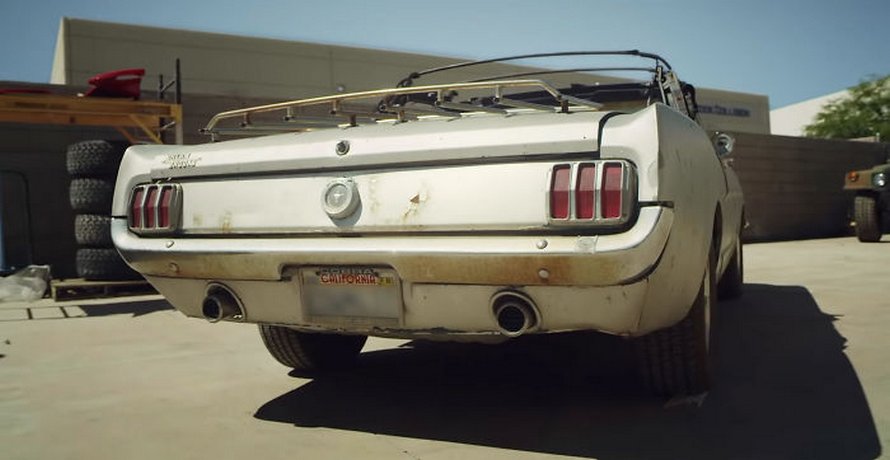 Jason Momoa restaure la Mustang 1965 de sa femme, sa première voiture quand elle avait 17 ans