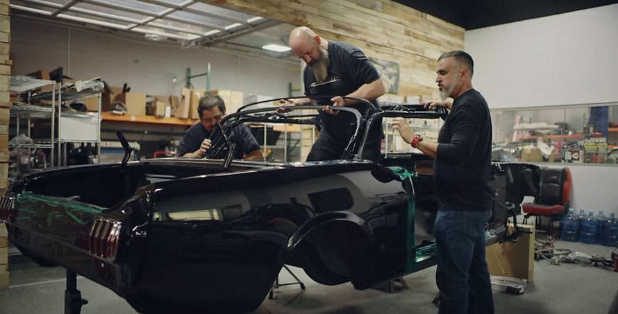 Jason Momoa restaure la Mustang 1965 de sa femme, sa première voiture quand elle avait 17 ans