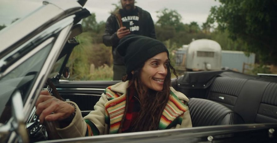 Jason Momoa restaure la Mustang 1965 de sa femme, sa première voiture quand elle avait 17 ans