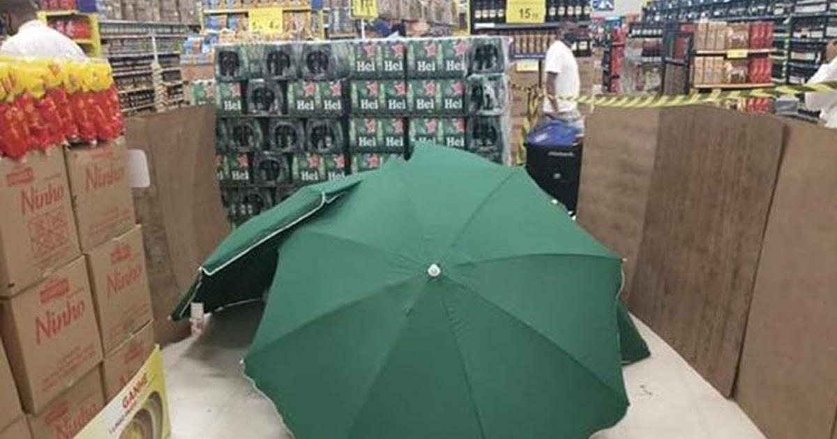 Un supermarché couvre un travailleur mort avec des parapluies pour que le magasin puisse rester ouvert