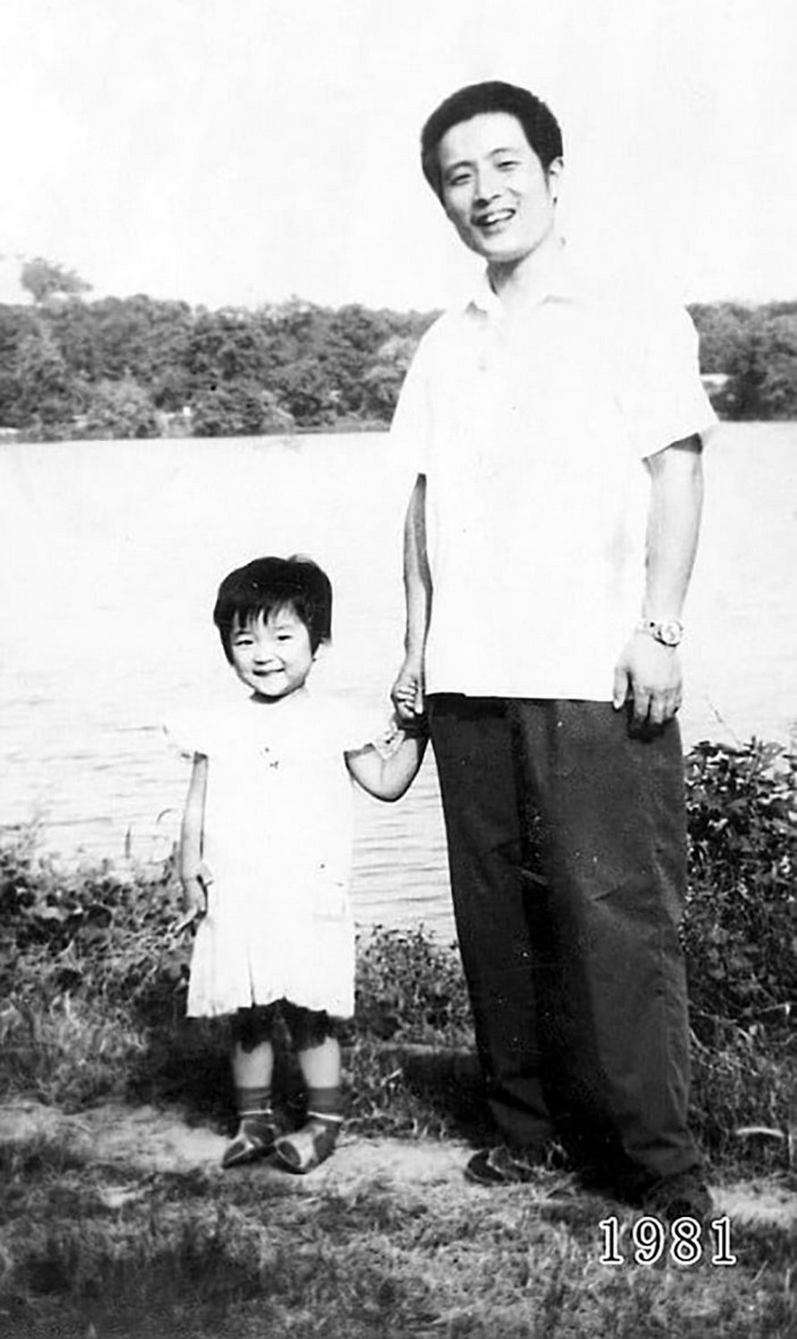 Ce père et sa fille prennent des photos annuelles au même endroit depuis 40 ans et les photos montrent à quel point le temps passe vite