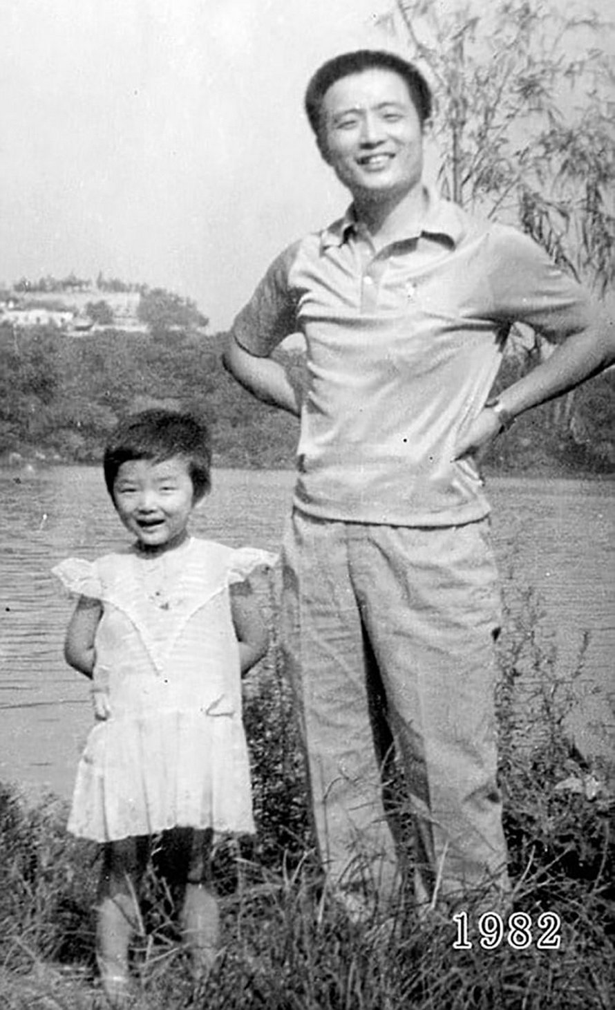 Ce père et sa fille prennent des photos annuelles au même endroit depuis 40 ans et les photos montrent à quel point le temps passe vite