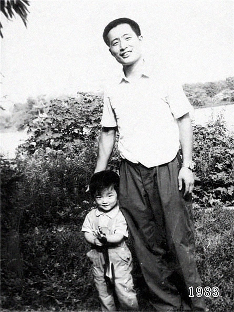 Ce père et sa fille prennent des photos annuelles au même endroit depuis 40 ans et les photos montrent à quel point le temps passe vite