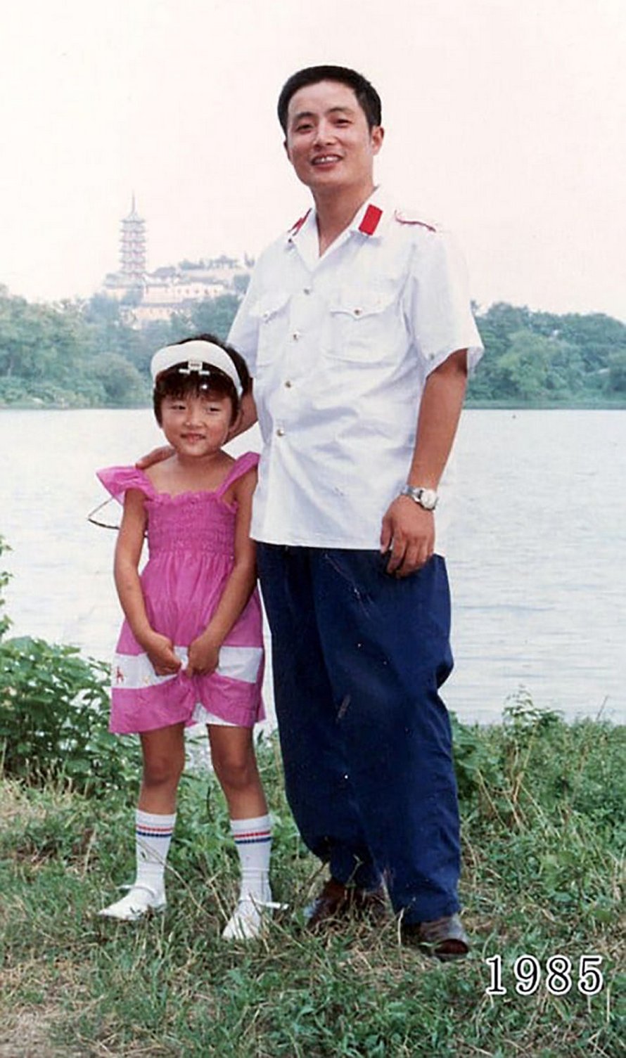 Ce père et sa fille prennent des photos annuelles au même endroit depuis 40 ans et les photos montrent à quel point le temps passe vite