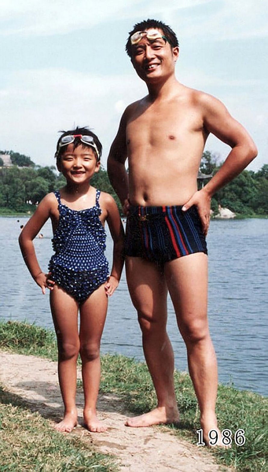 Ce père et sa fille prennent des photos annuelles au même endroit depuis 40 ans et les photos montrent à quel point le temps passe vite