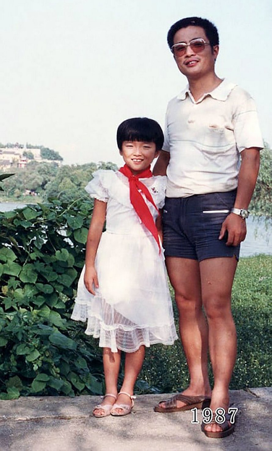 Ce père et sa fille prennent des photos annuelles au même endroit depuis 40 ans et les photos montrent à quel point le temps passe vite