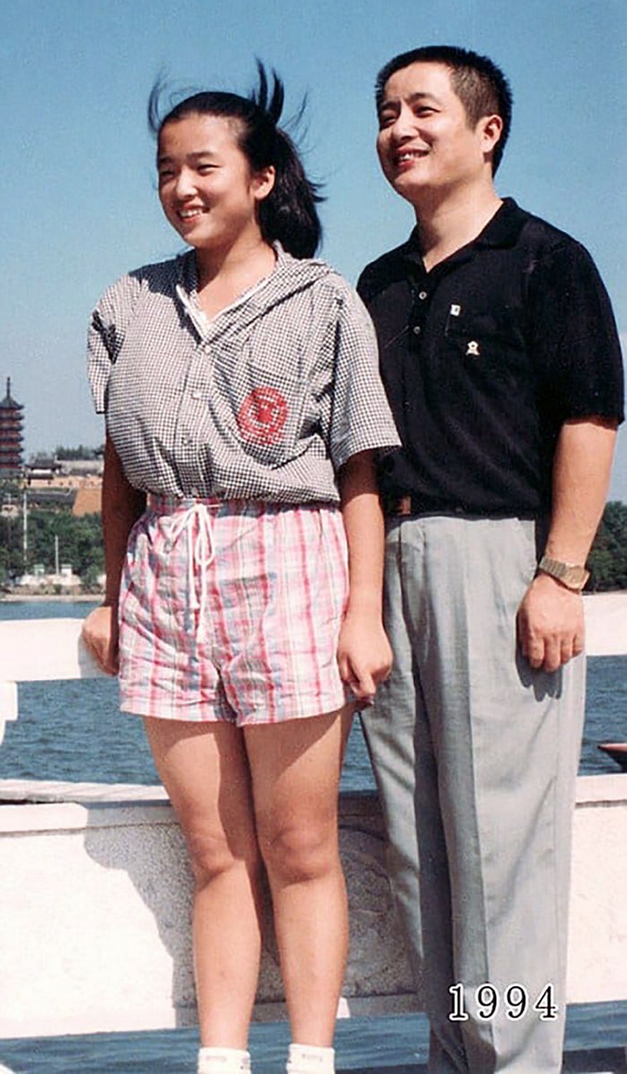 Ce père et sa fille prennent des photos annuelles au même endroit depuis 40 ans et les photos montrent à quel point le temps passe vite
