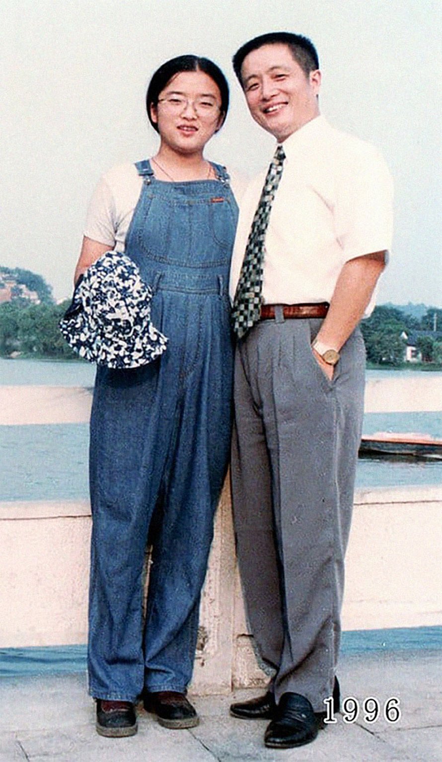 Ce père et sa fille prennent des photos annuelles au même endroit depuis 40 ans et les photos montrent à quel point le temps passe vite