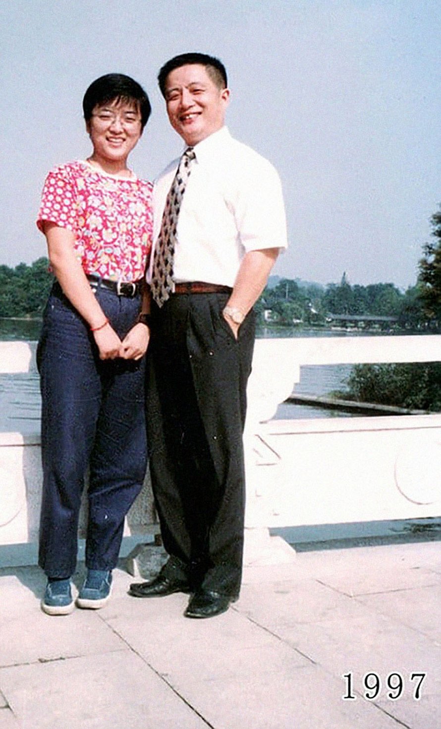 Ce père et sa fille prennent des photos annuelles au même endroit depuis 40 ans et les photos montrent à quel point le temps passe vite