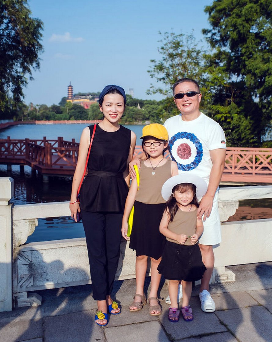 Ce père et sa fille prennent des photos annuelles au même endroit depuis 40 ans et les photos montrent à quel point le temps passe vite