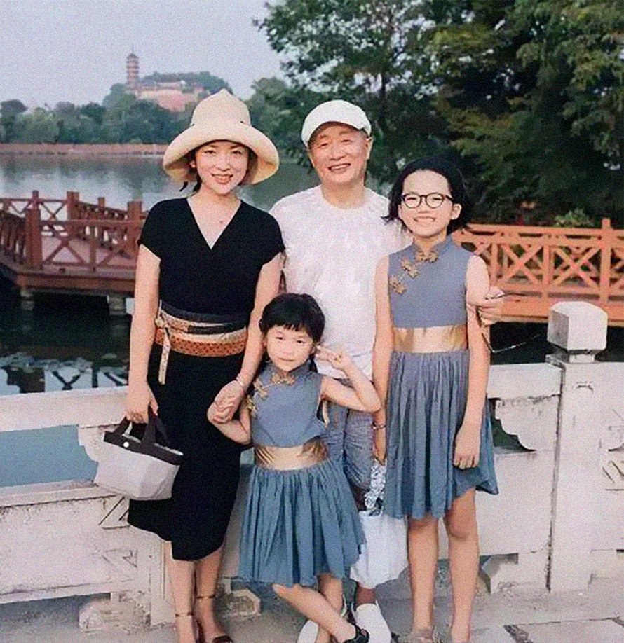 Ce père et sa fille prennent des photos annuelles au même endroit depuis 40 ans et les photos montrent à quel point le temps passe vite