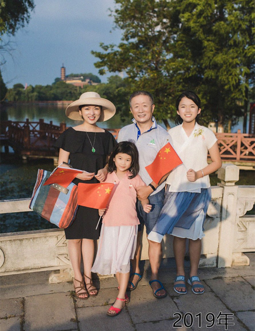 Ce père et sa fille prennent des photos annuelles au même endroit depuis 40 ans et les photos montrent à quel point le temps passe vite