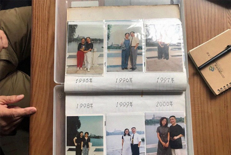 Ce père et sa fille prennent des photos annuelles au même endroit depuis 40 ans et les photos montrent à quel point le temps passe vite