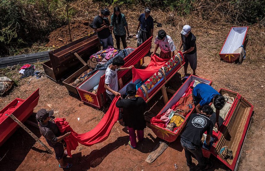 Cette tribu indonésienne déterre les cadavres de leurs proches et leur allume des cigarettes