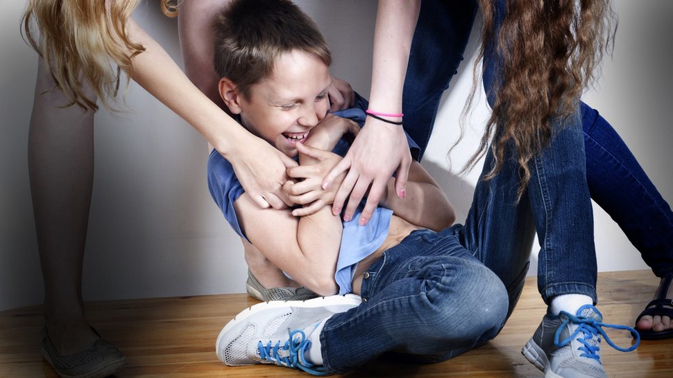Une mère affirme que les chatouilles sont de la « maltraitance des enfants » et déclenche un débat enflammé