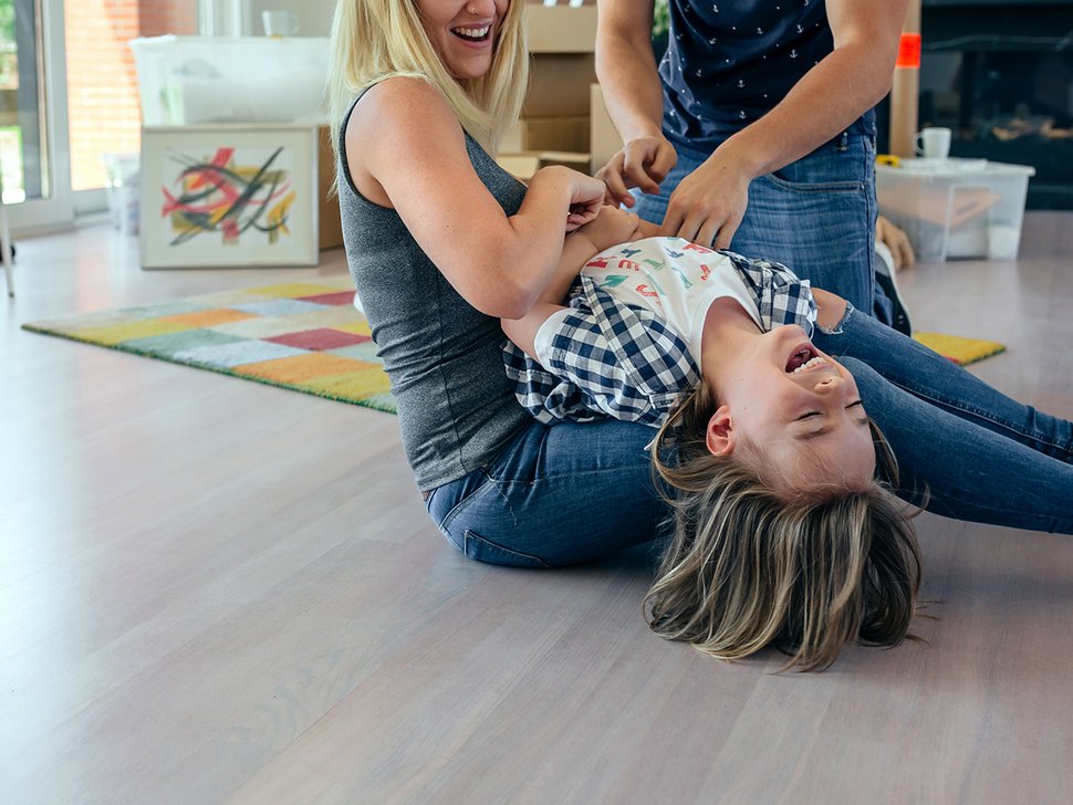 Une mère affirme que les chatouilles sont de la « maltraitance des enfants » et déclenche un débat enflammé
