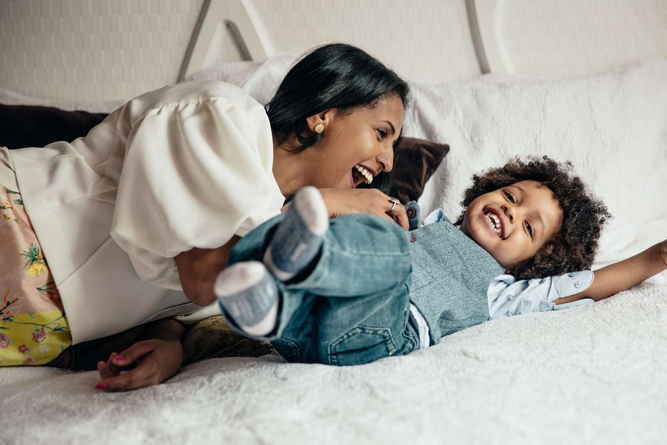 Une mère affirme que les chatouilles sont de la « maltraitance des enfants » et déclenche un débat enflammé