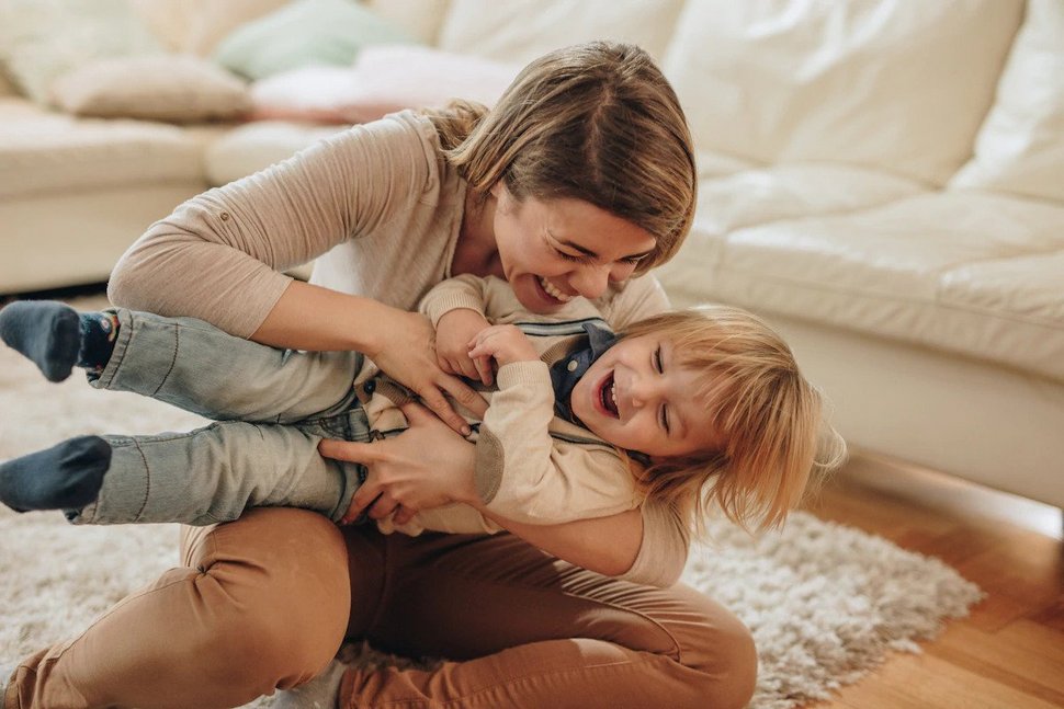Une mère affirme que les chatouilles sont de la « maltraitance des enfants » et déclenche un débat enflammé